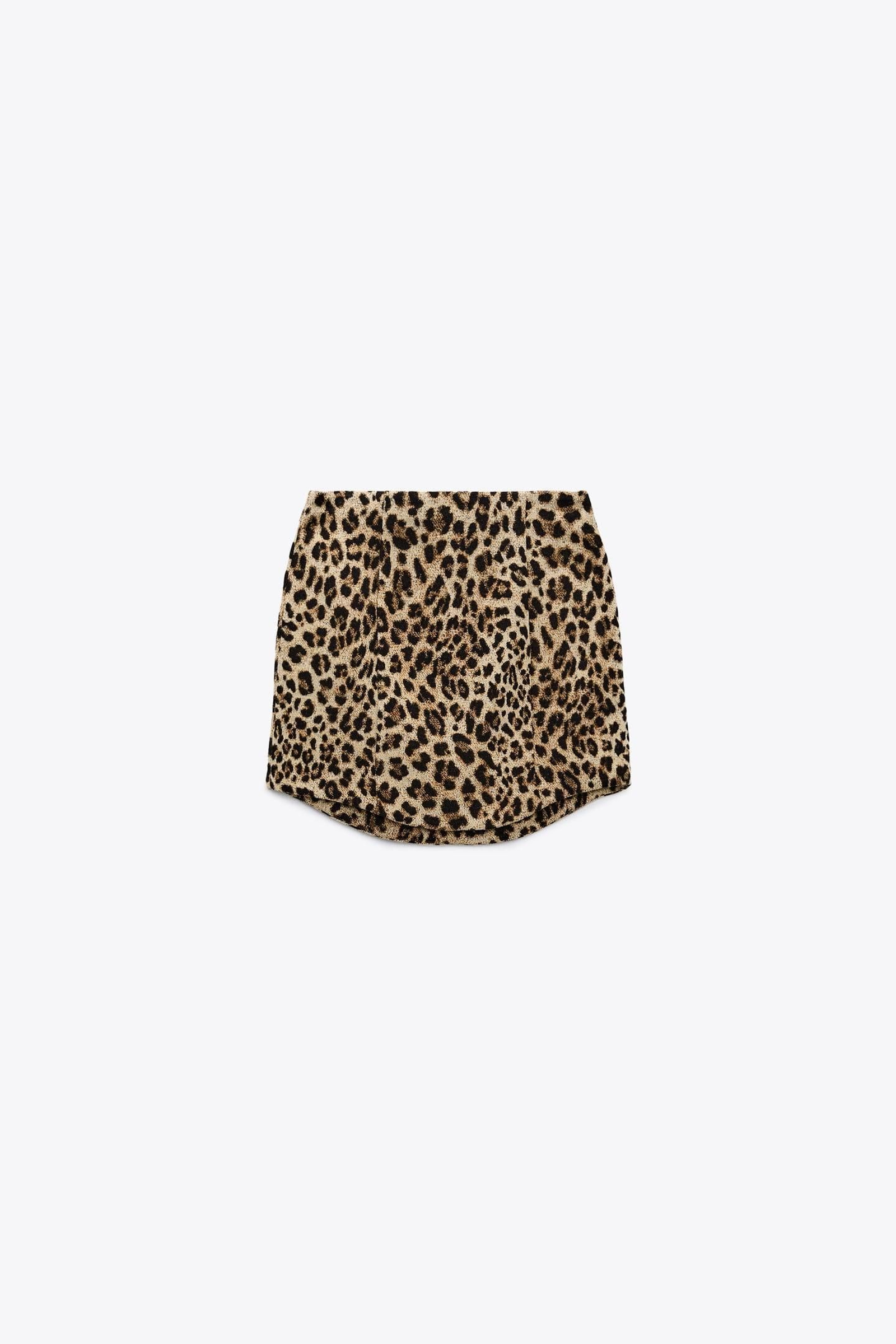Falda mini en animal print de Zara.