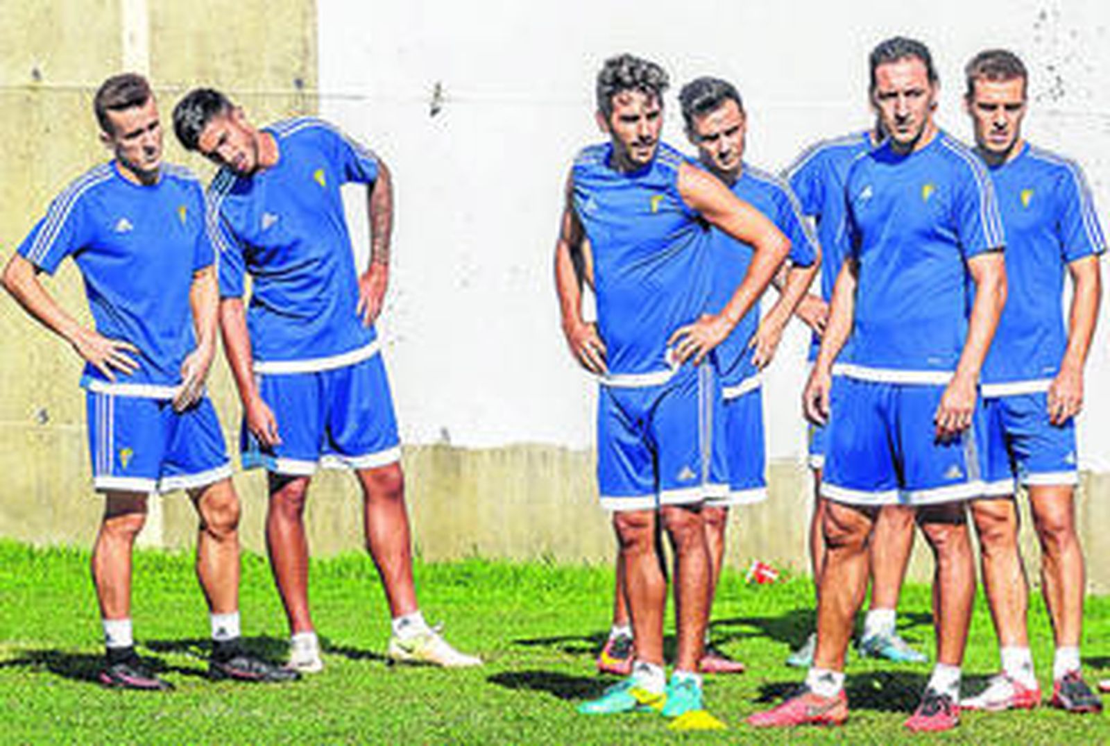 Los jugadores siguen con atención las explicaciones de los técnicos poco antes de ejecutar un ejercicio durante un entrenamiento.