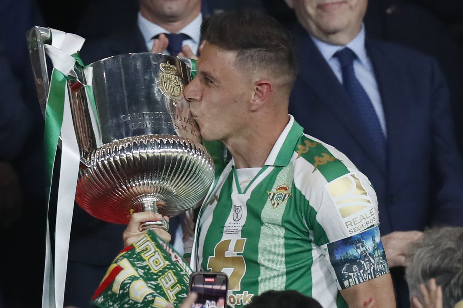 Joaquín besa la Copa del Rey.