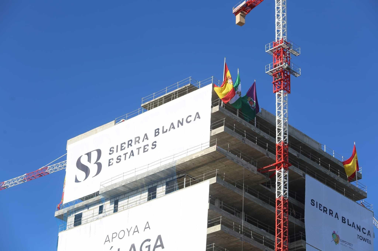 Las banderas de la torre sobre la estructura culminada en Torres del Río