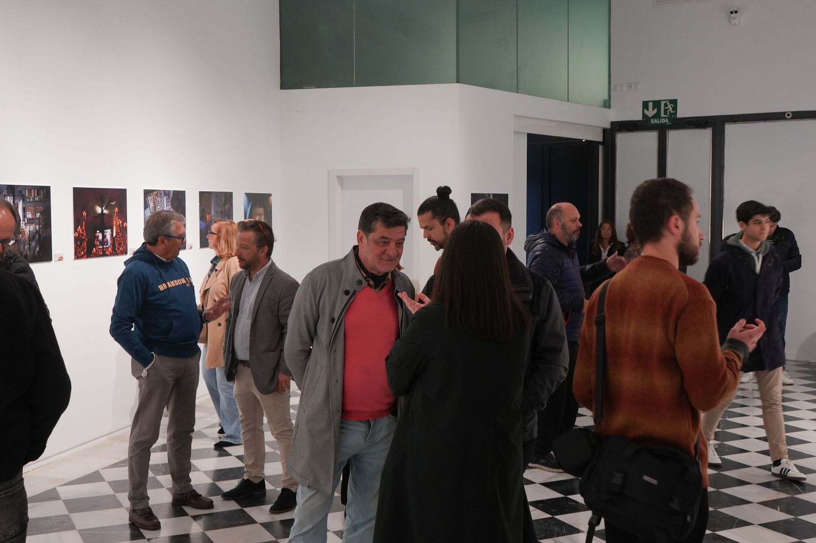 Imágenes de la inauguración de exposición fotográfica 'Luz de Cuaresma', en la Sala El Comercial de la Fundación Cajasol