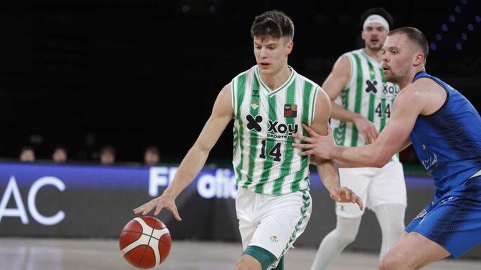 Joaquín Rodríguez supera la defensa del Melilla con facilidad.