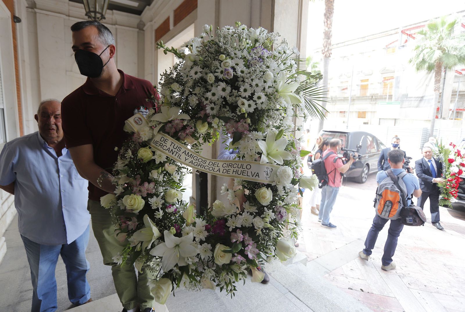 Llegada del féretro de Miguel Baez Litria la Capilla Ardiente de Huelva