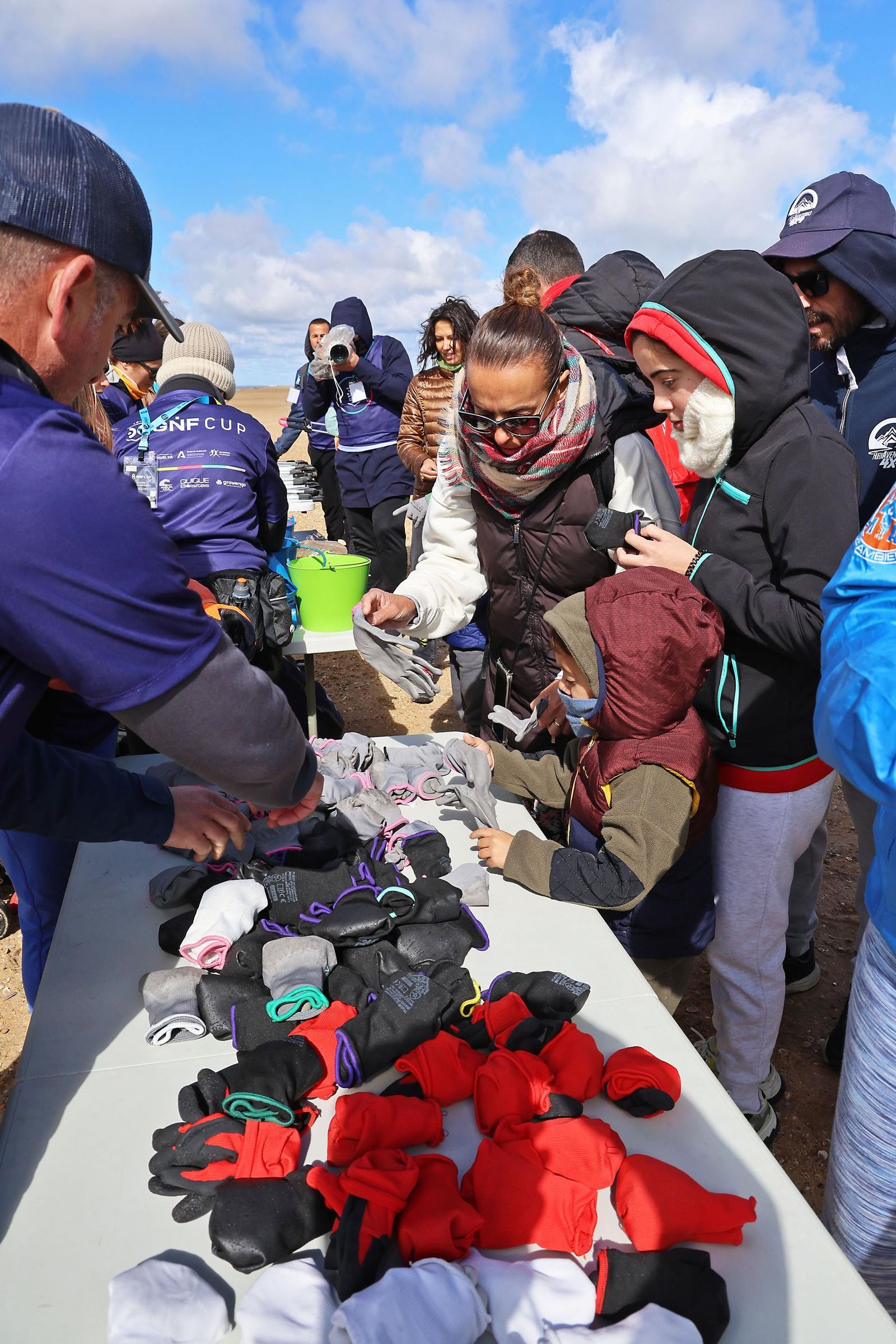 Imágenes de la Acción medioambiental de limpieza en la playa del Espigón, organizada por Gañafote Cup