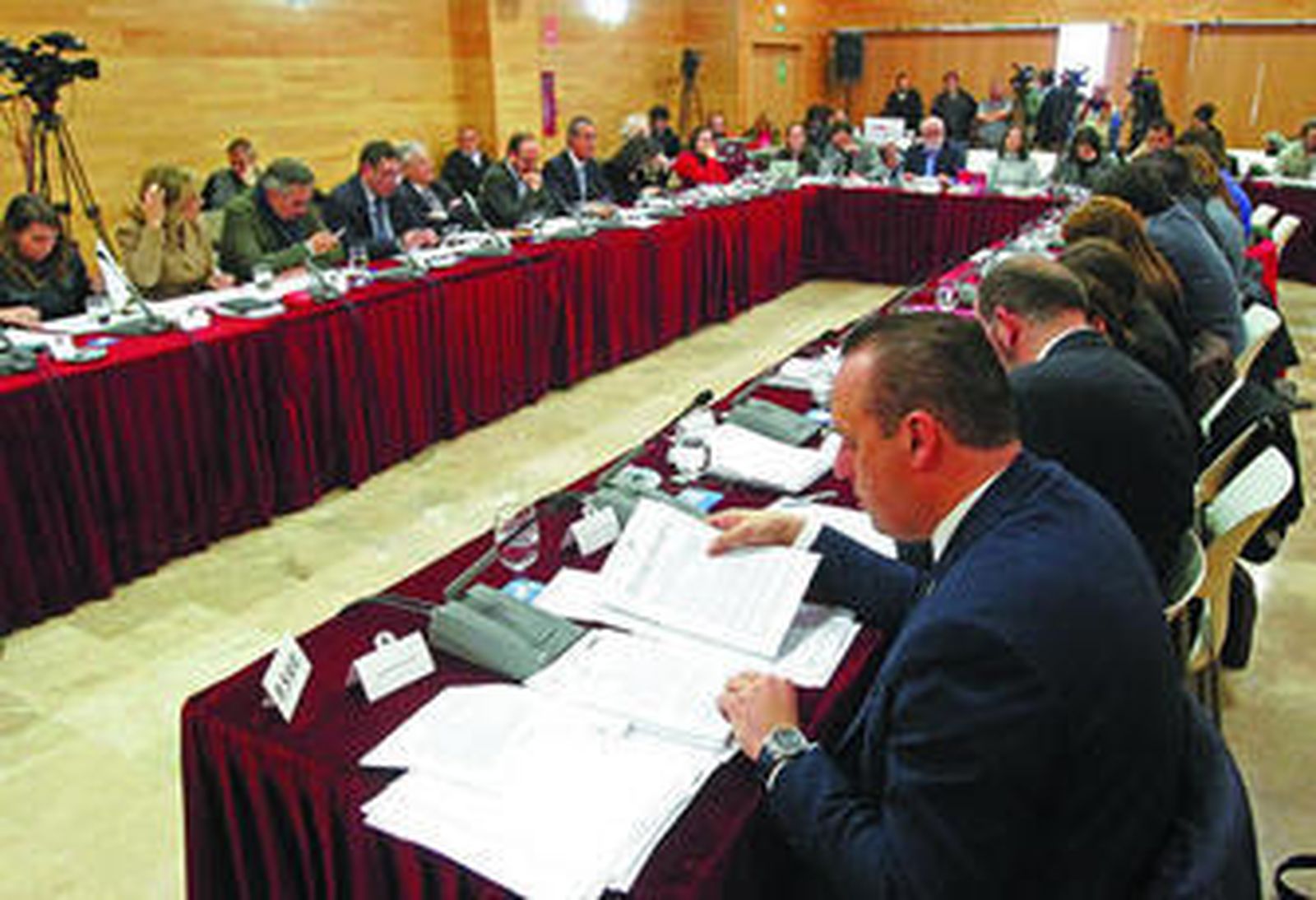 Imagen de los integrantes del pleno de la Diputación celebrado en la mañana de ayer en Algeciras.