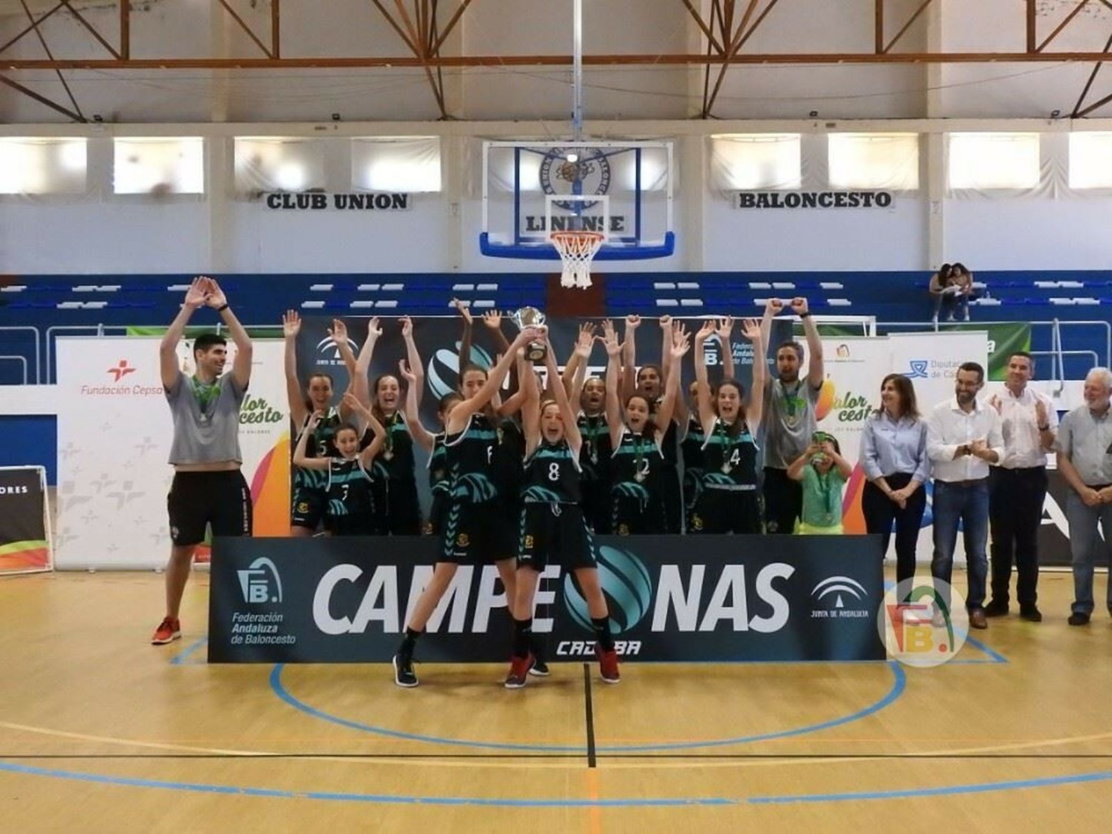 El conjunto campeón celebra su título