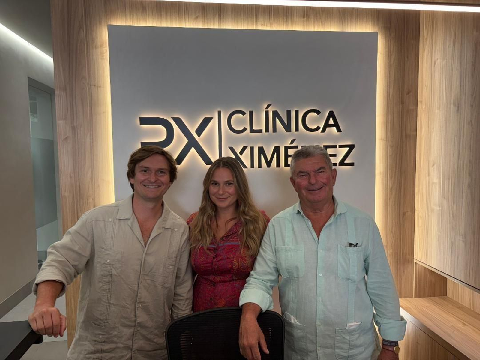 Pedro Ximénez Gaztelu con sus hijos Pedro y Pilar Ximénez Jiménez durante la inauguración del nuevo local.