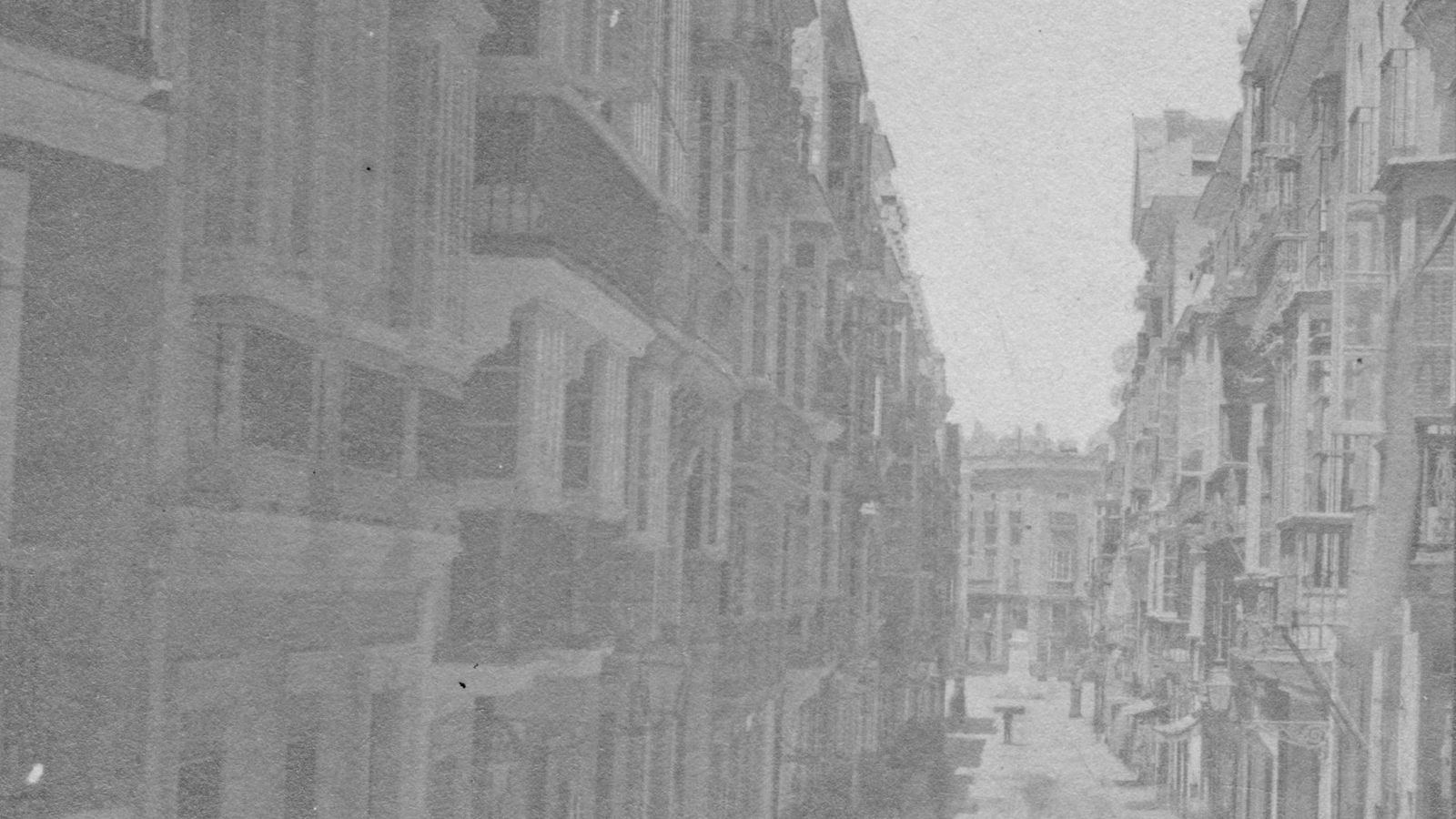 Primera fotografía de calle Ancha por Masson en 1858 hacia la Plaza de San Antonio.