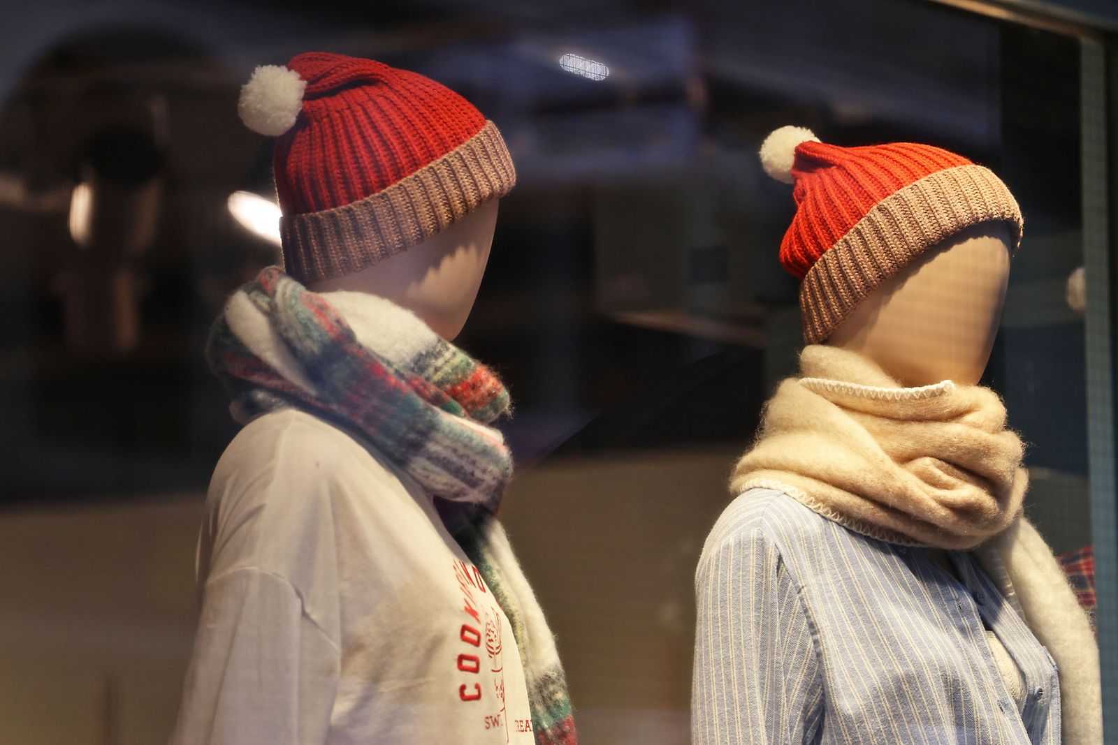 Las calles de la ciudad se inundan de paraguas en la invernal mañana de sábado