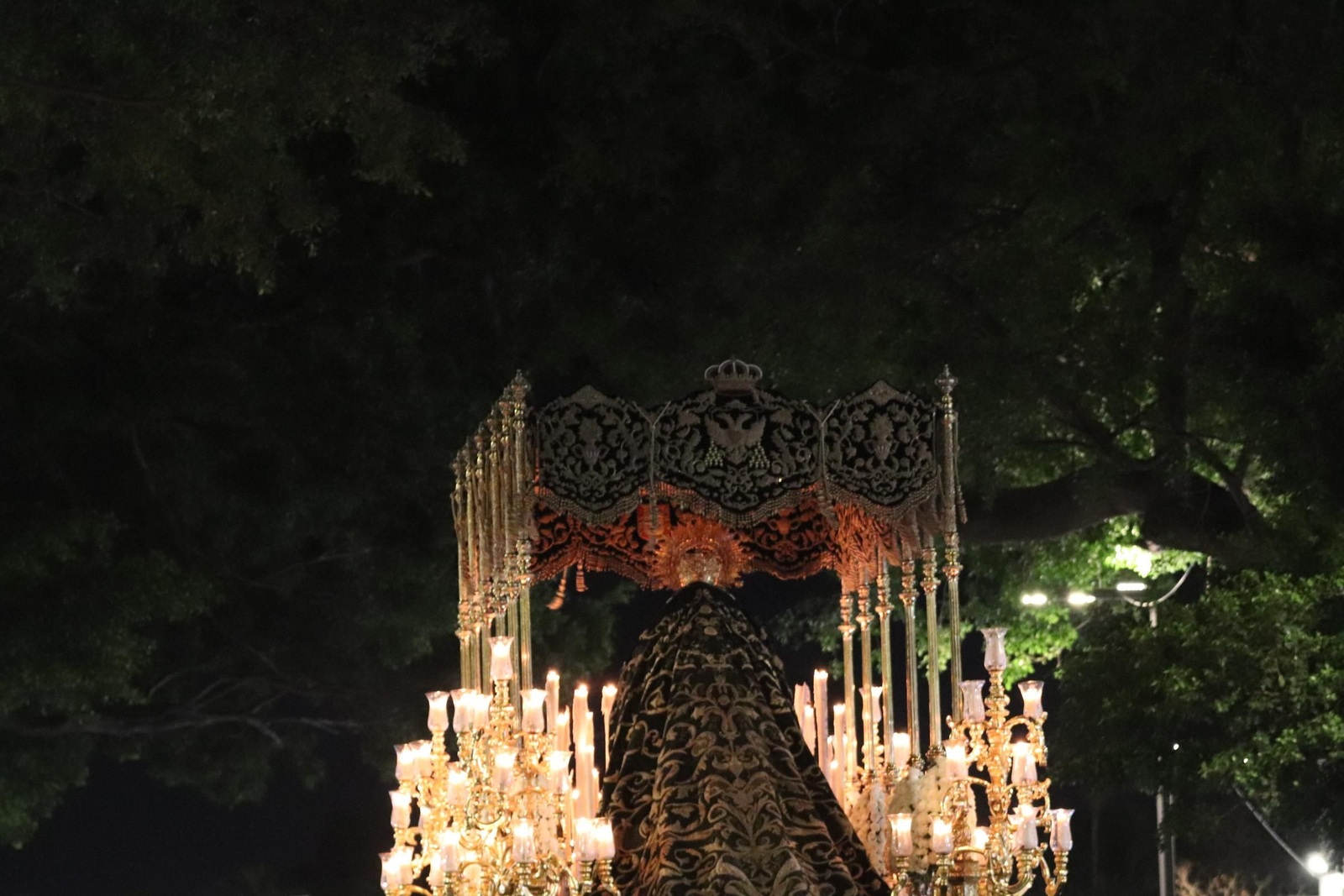 Amor y Caridad en el Viernes Santo de Málaga, en imágenes