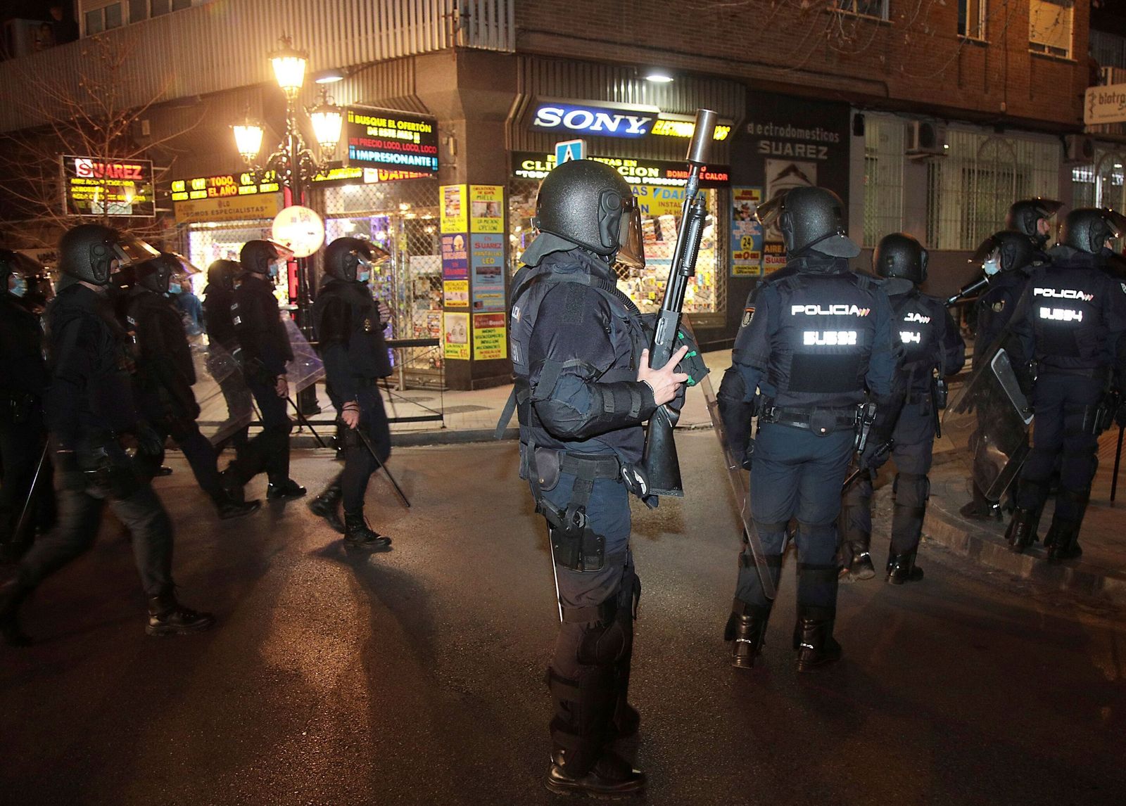 Policías desplegados anoche en Granada en Carril del Picón