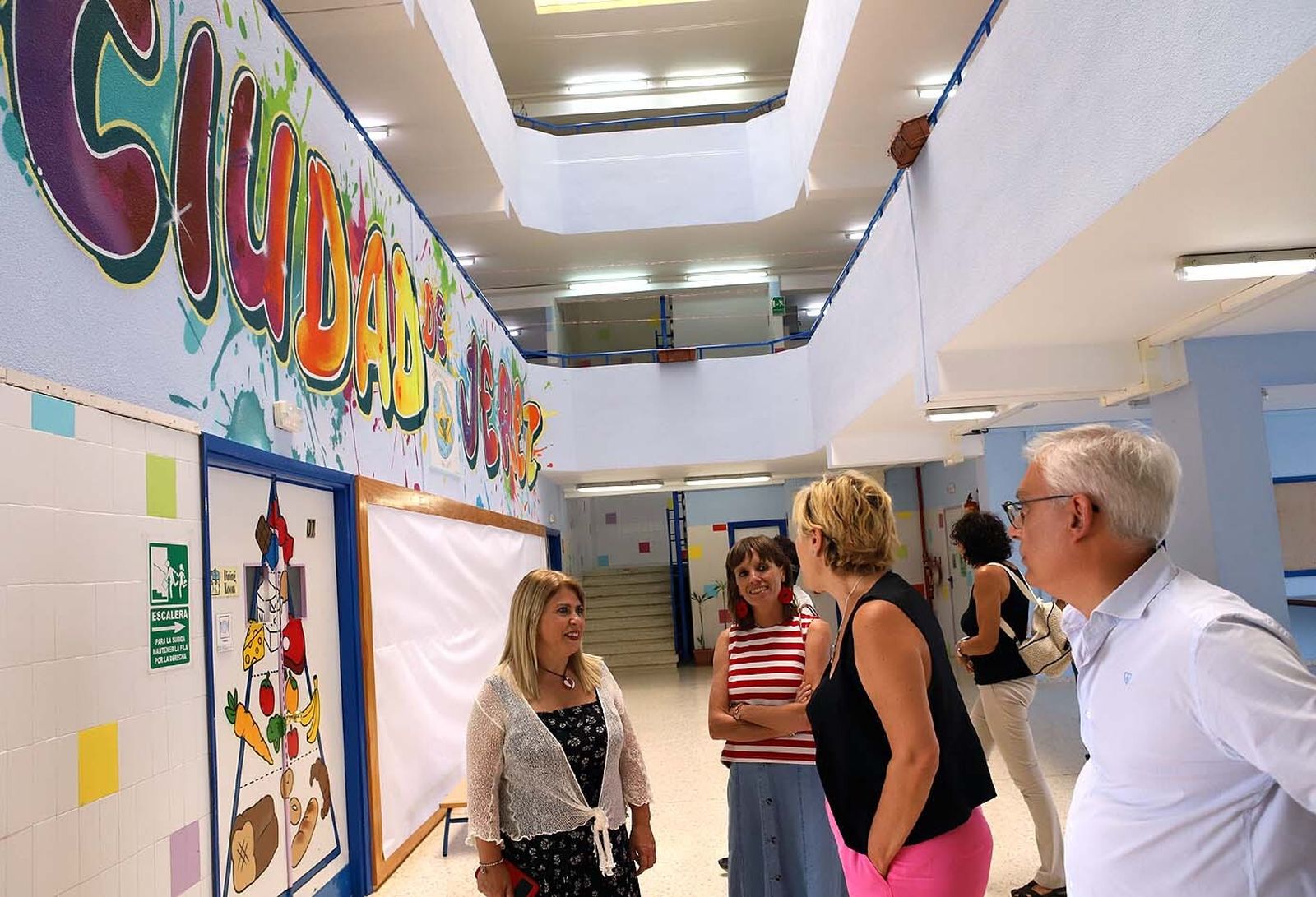 Mamen Sánchez, Laura Álvarez y Juan Antonio Cabello, en su visita al colegio Ciudad de Jerez.