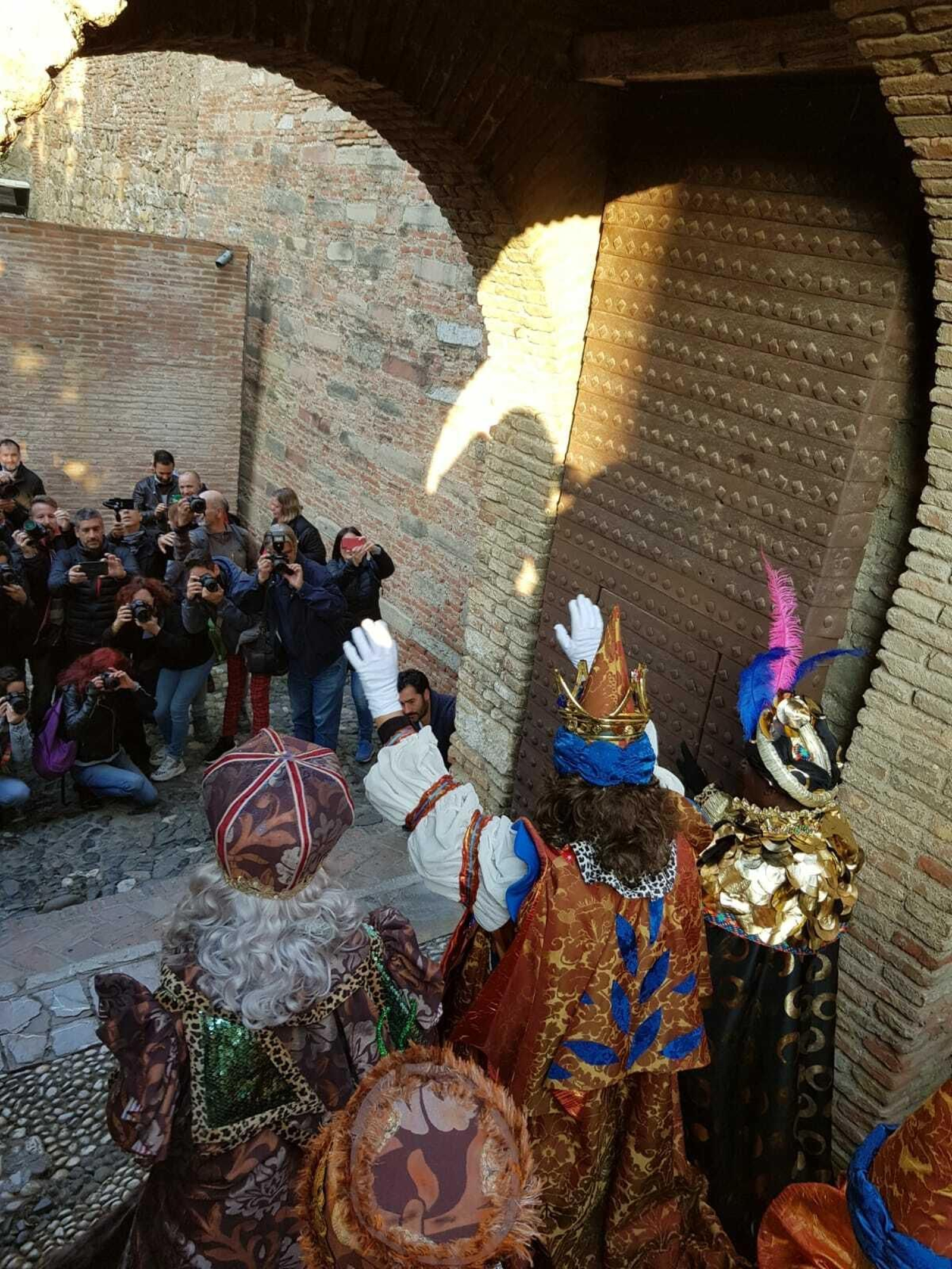 Los Reyes Magos, a punto de salir de la Alcazaba de Málaga.