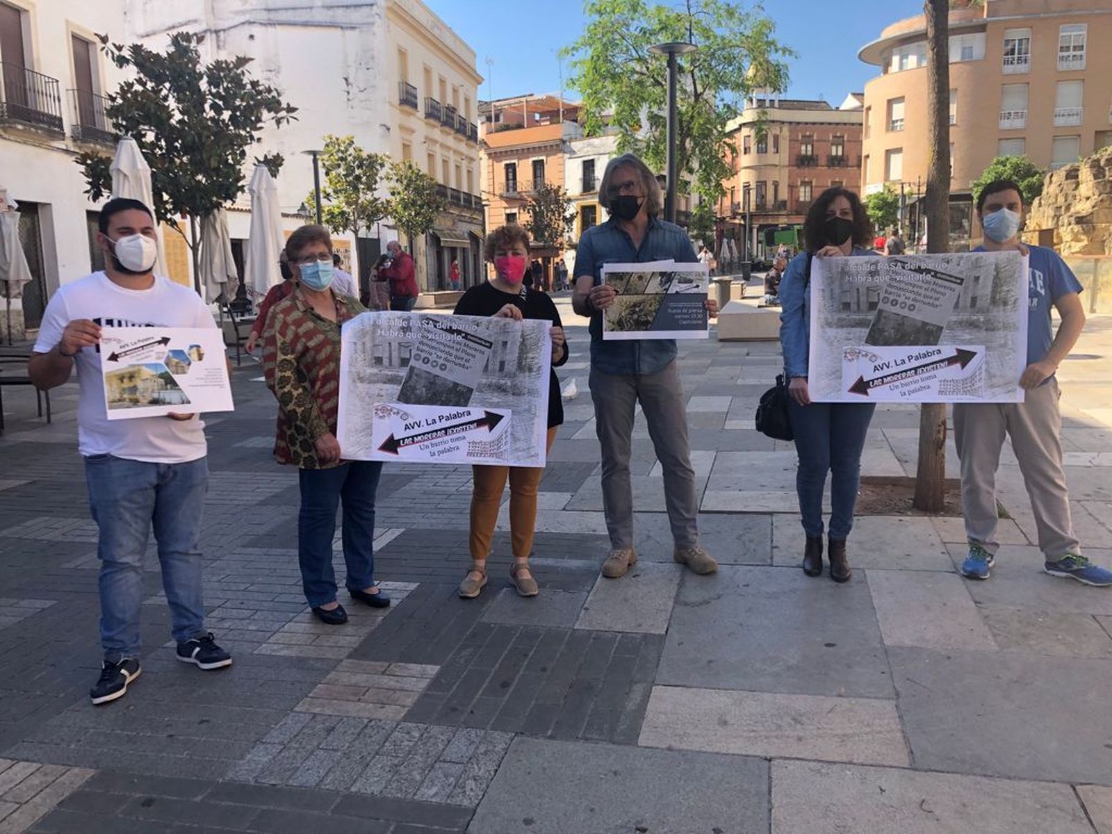 Representantes de la asociación vecinal de 'La Palabra' en la concentración.