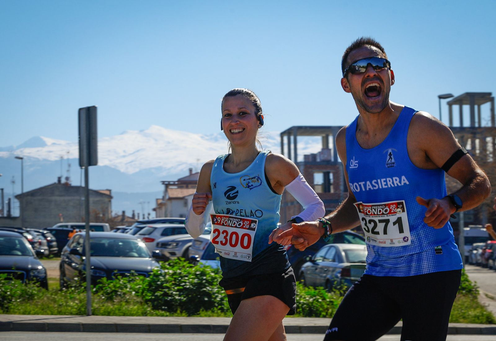 Espectacular imagen de la carrera disputada en Albolote con Sierra Nevada al fondo