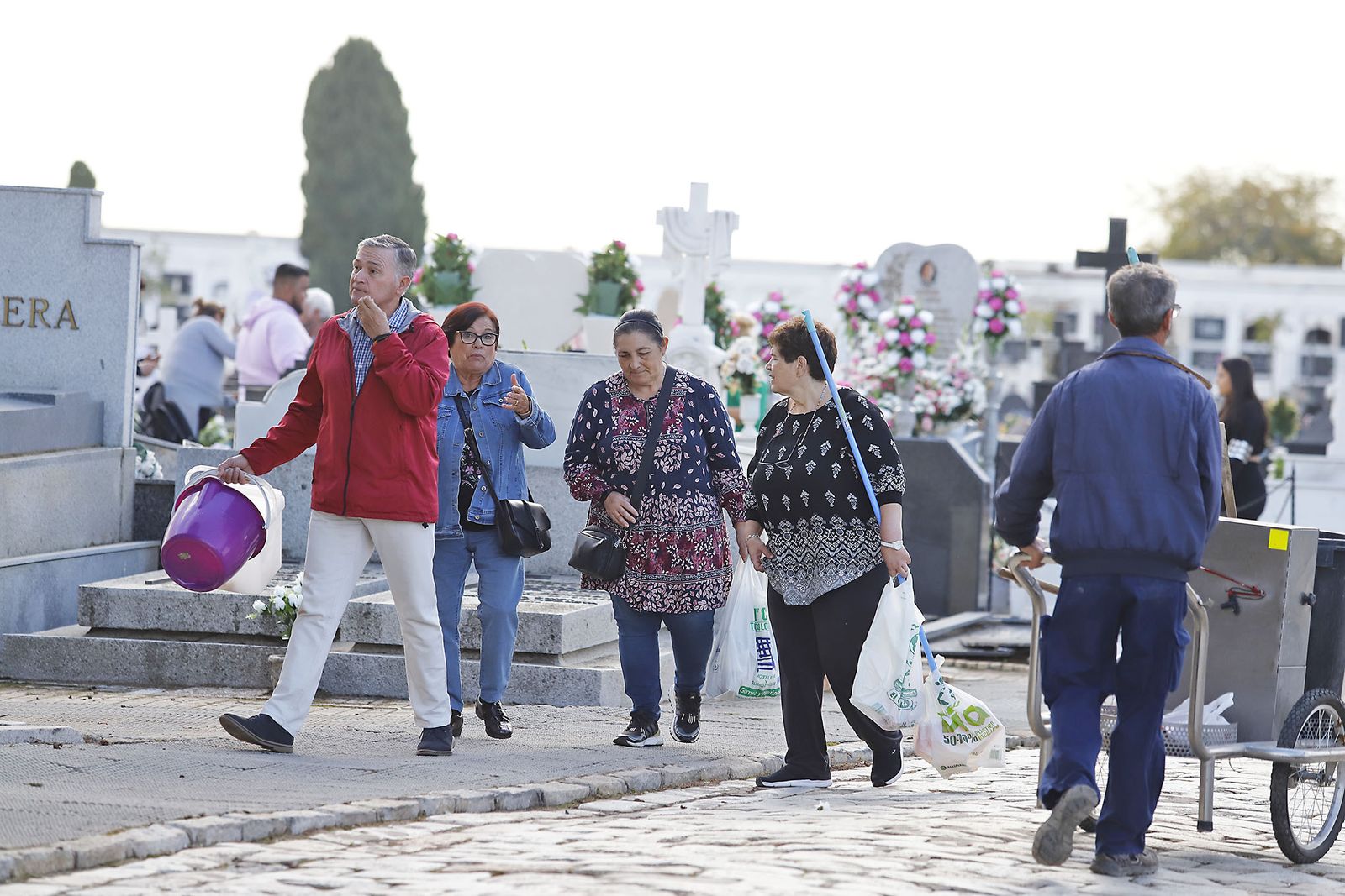 Imágenes del Día de Todos los Santos en el cementerio de la Soledad de Huelva
