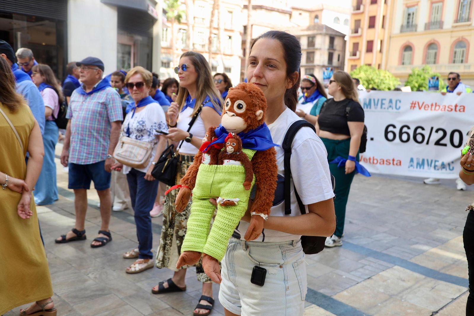 Veterinarios y dueños de mascotas toman calle Larios contra la restricción del uso de medicamentos, en imágenes