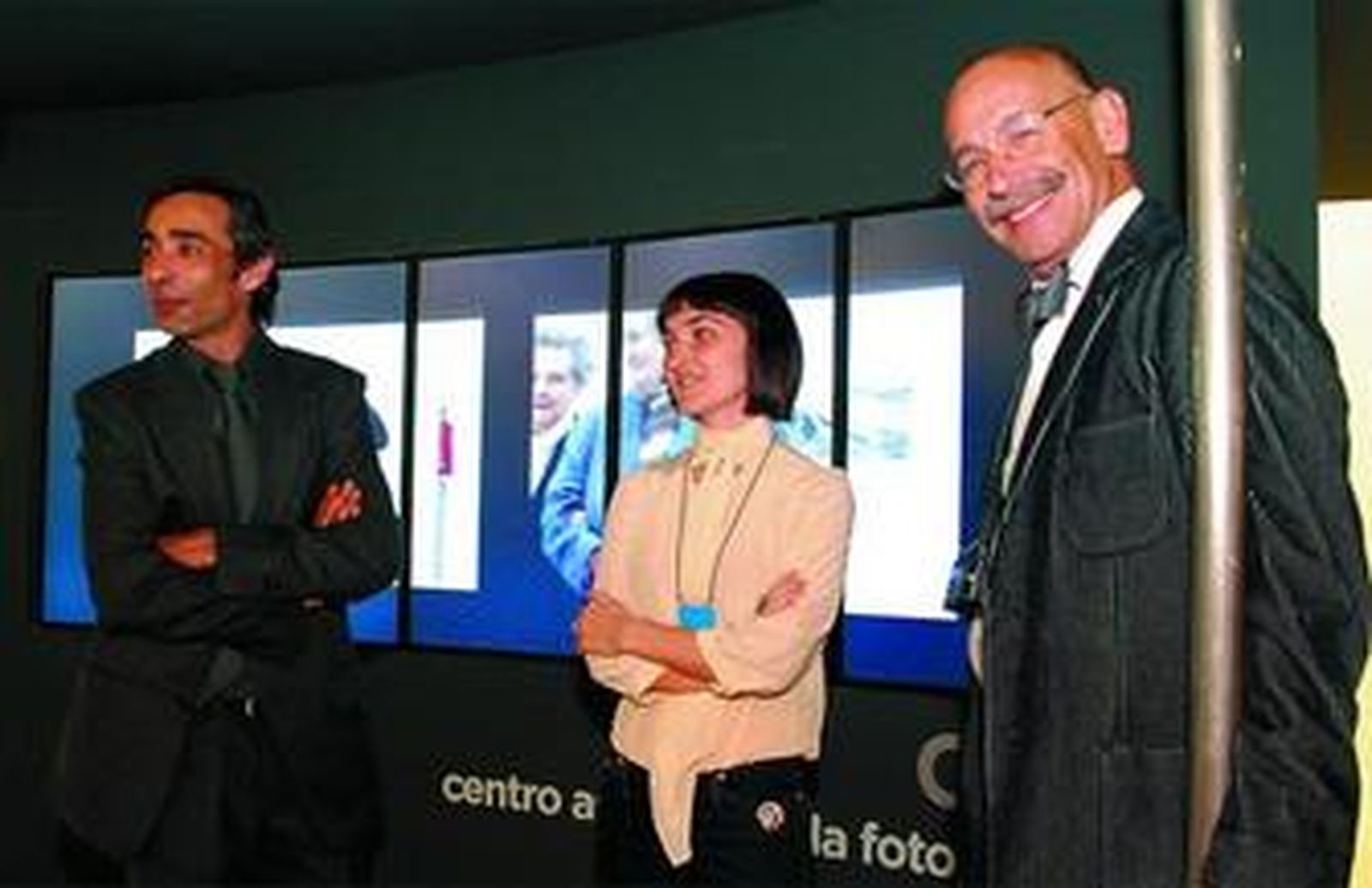 Eduardo Rodríguez, Antonio Rodríguez y Ana Mosquera, con la obra de Joan Fontcuberta.