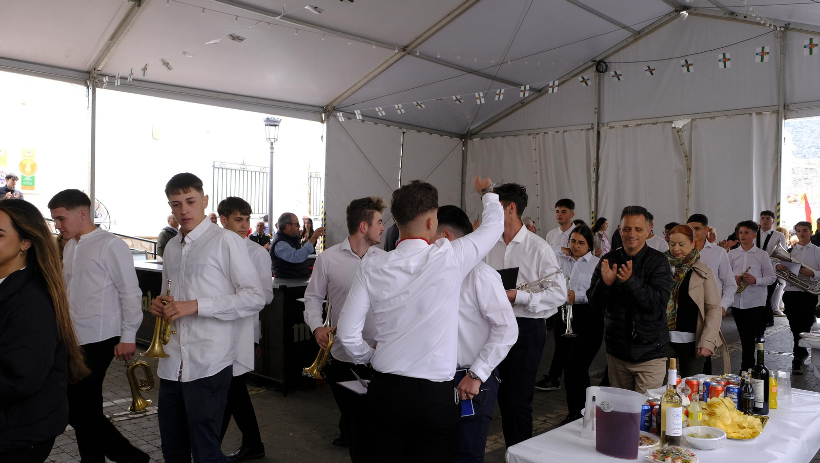 Imágenes de la procesión y paella solidaria en las Fiestas de Abla