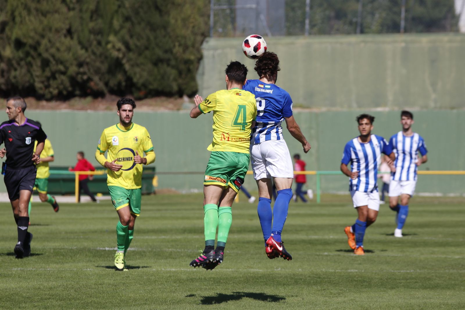 El gualdiverde Manzano y Migue pujan por el balón en un salto