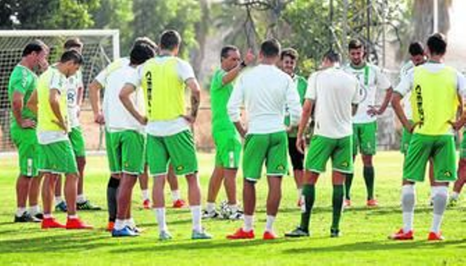 Oltra dialoga con todos los componentes de la plantilla durante un entrenamiento en la Ciudad Deportiva.. Oltra dialoga con todos los componentes de la plantilla durante un entrenamiento en la Ciudad Deportiva..