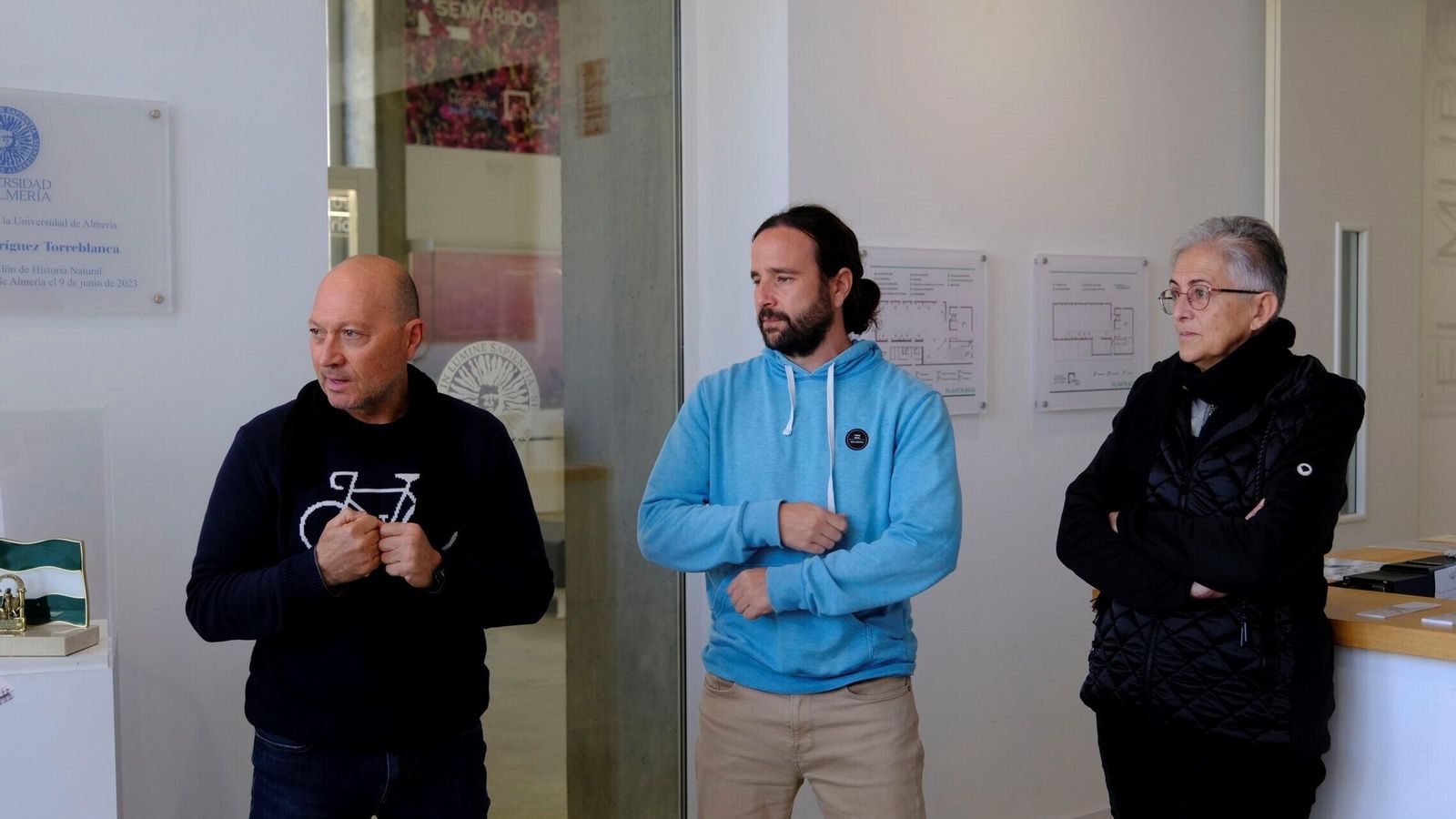 El director del Centro de Colecciones Científicas de la UAL, Juan María Gisbert, José Luis Molina Pardo, conservador de vertebrados y Azucena Laguia, conservadora de geología y paleontología en el Pabellón de Historia Natural de la UAL