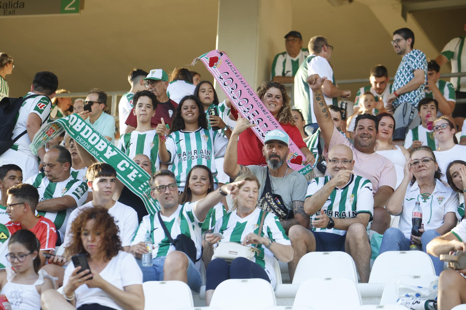 Gran ambiente en las gradas de El Arcángel que registró un lleno para el tercer Trofeo Puertas de Córdoba ante el Real Betis
