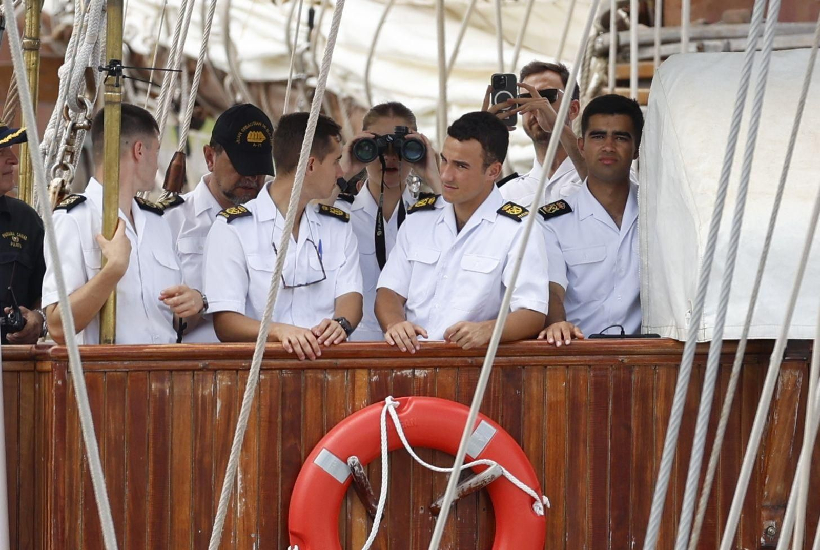 Así ha cruzado el 'Juan Sebastián de Elcano' el Canal de Panamá