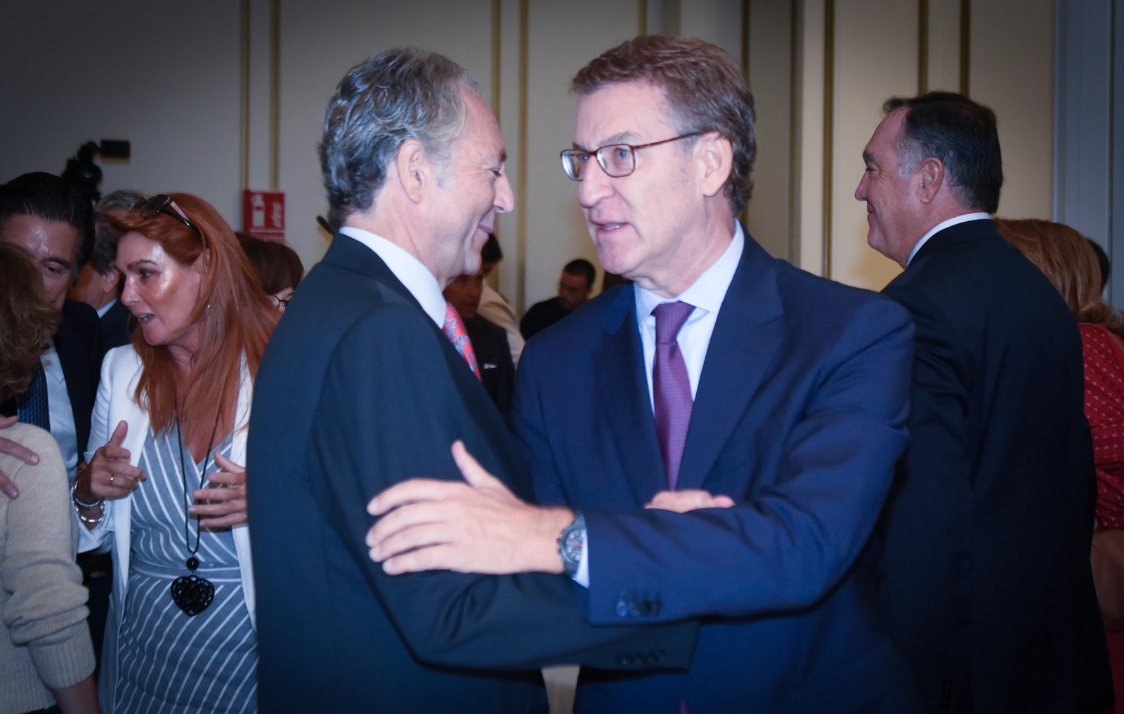 Los invitados al Foro Joly con Juanma Moreno en Madrid, en imágenes