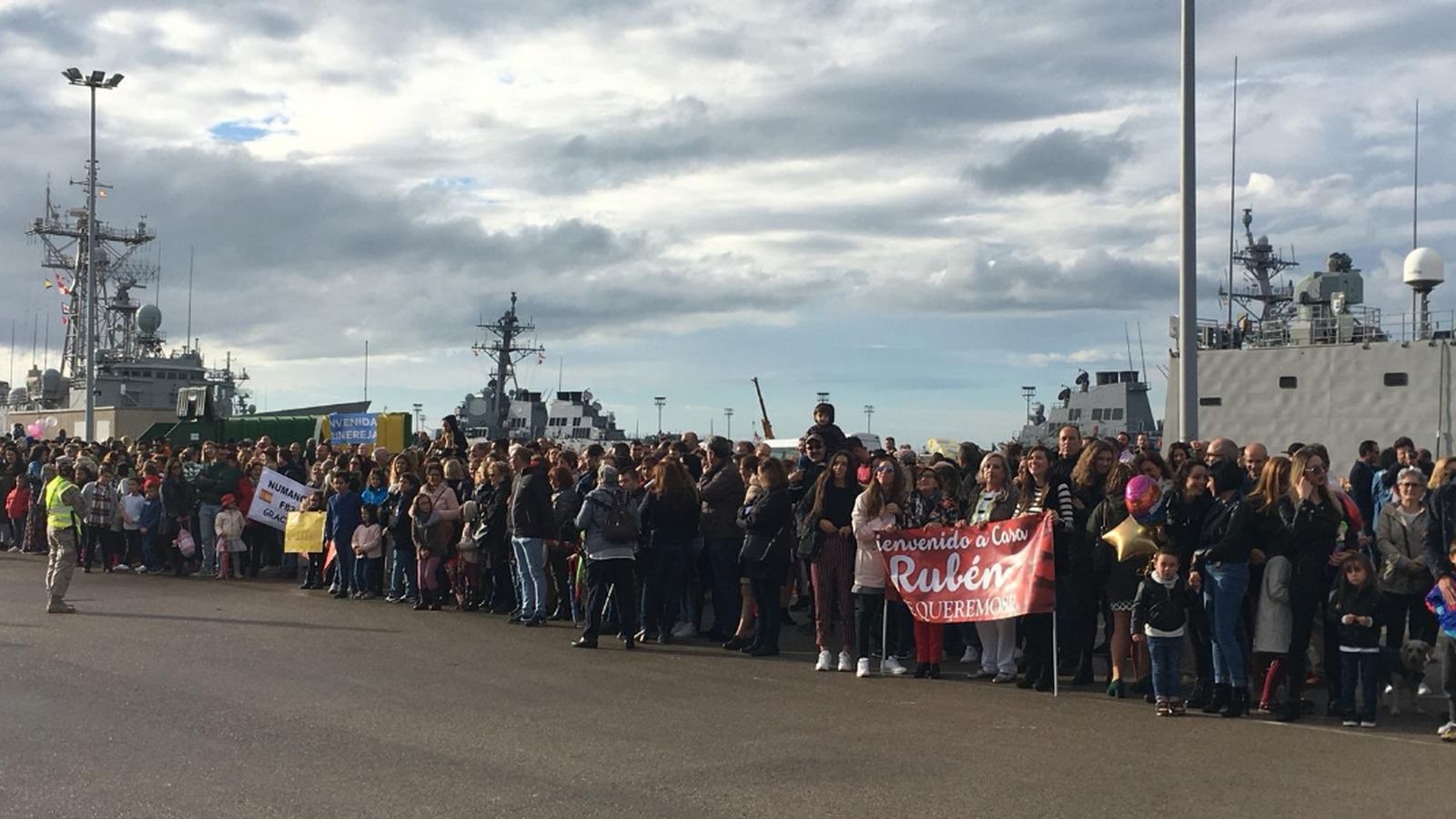 Familiares y amigos aguardaban en regreso de los marinos en la 'operación Sophia'.
