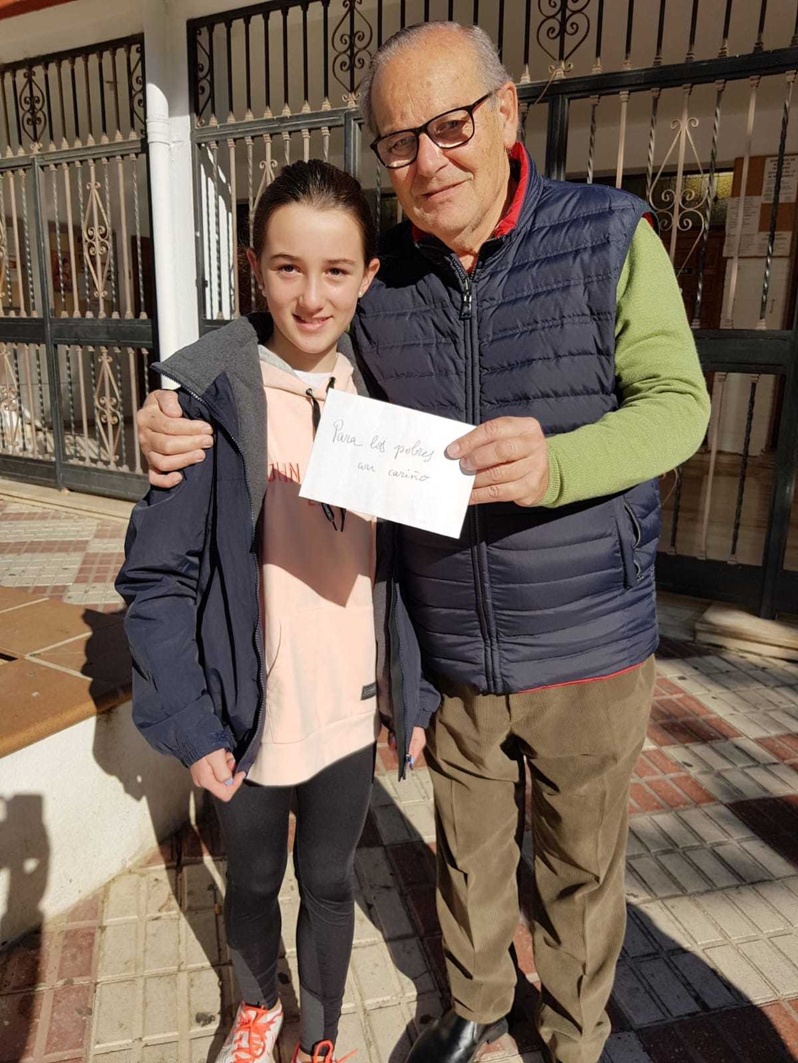 Julia, con el coordinador de Cáritas, durante la entrega del regalo para los más necesitados.