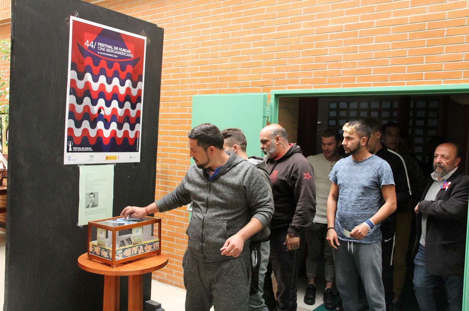 "El Piedra" visita la cárcel de Huelva, en imágenes