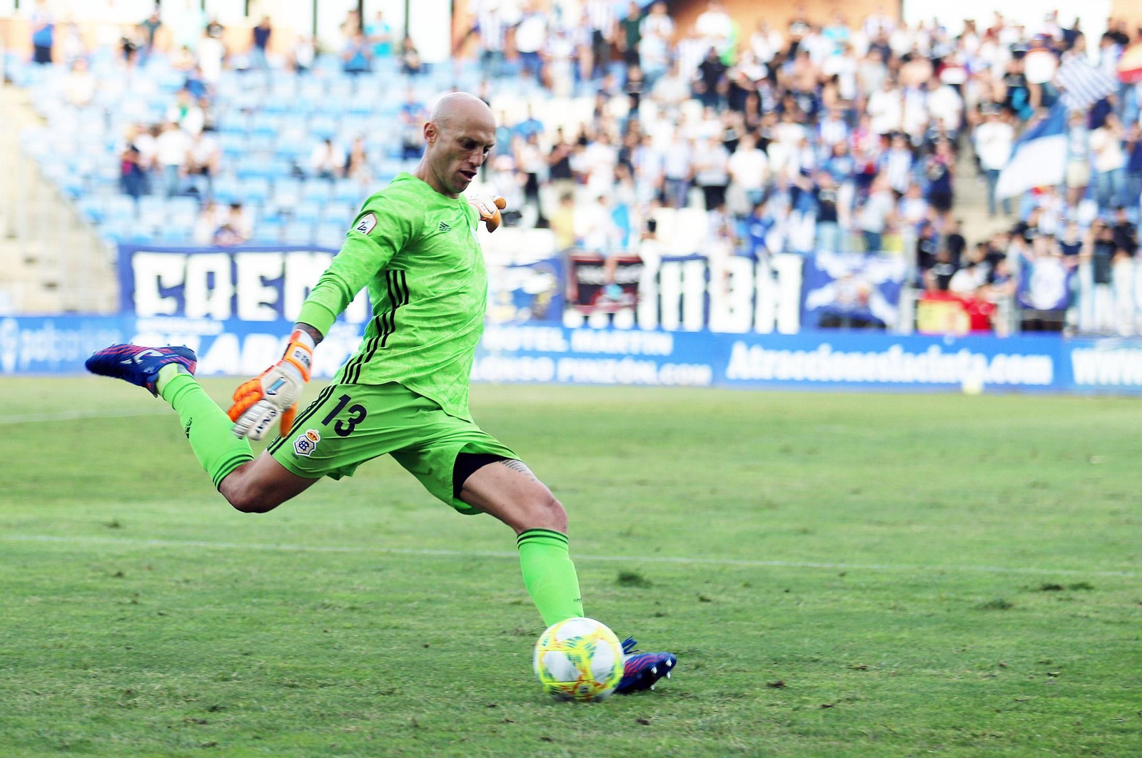 Nauzet Pérez se dispone a sacar el balón en largo en un partido.