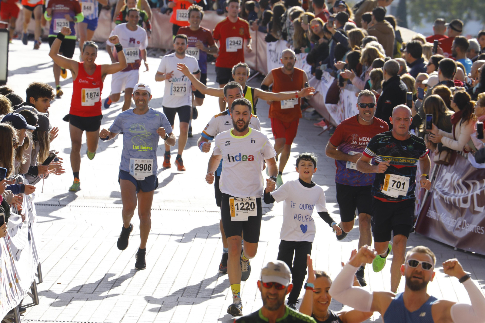 La gloria de cruzar la Puerta del Puente: imágenes de la meta de la 36 Media Maratón de Córdoba