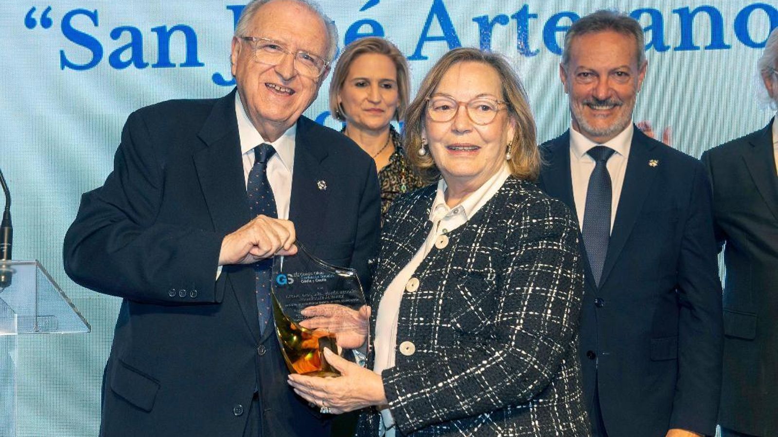 José Blas Fernández entregando a María Begoña Rodríguez Álvarez un recuerdo conmemorativo con motivo de su próxima jubilación.