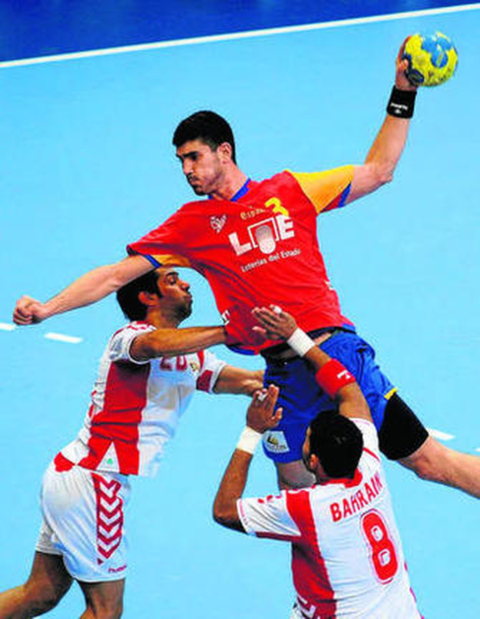 El español Gurbindo arma el brazo ante dos rivales.