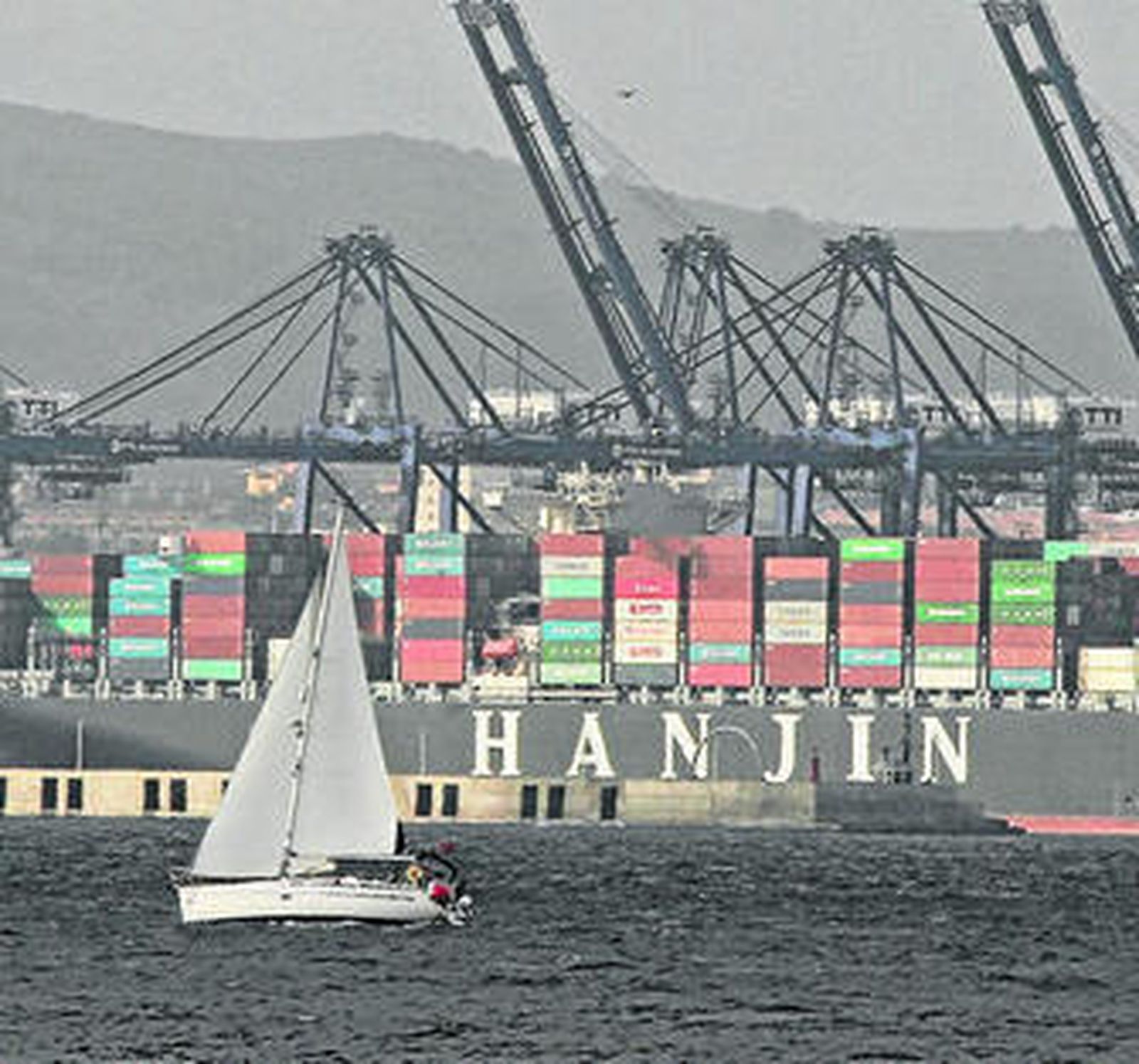 El 'Hanjin Gold' durante su escala de ayer en TTI Algeciras.