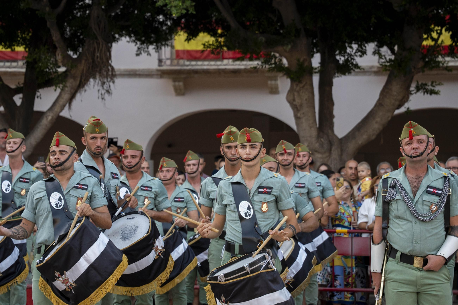 El Escudo de Oro de la ciudad de Almería a la Legión, en imágenes