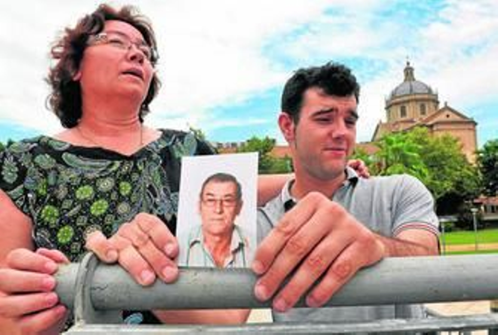 La hermana de Antonio García Vidrel, Reyes García, y un hijo del camionero, Miguel García, ayer a las puertas del hospital Virgen del Rocío.