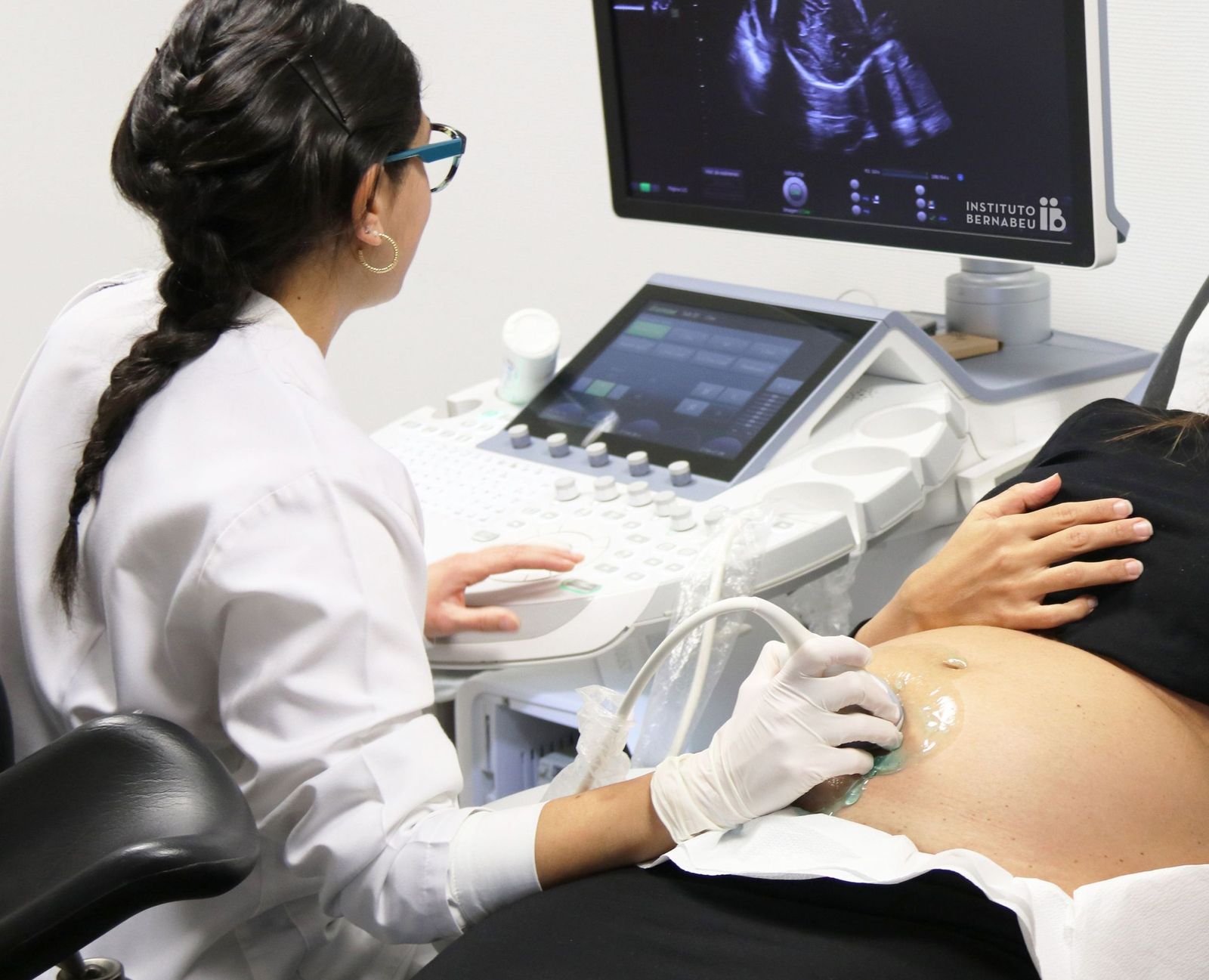 Ecografía a una mujer embarzada, en una imagen de archivo.