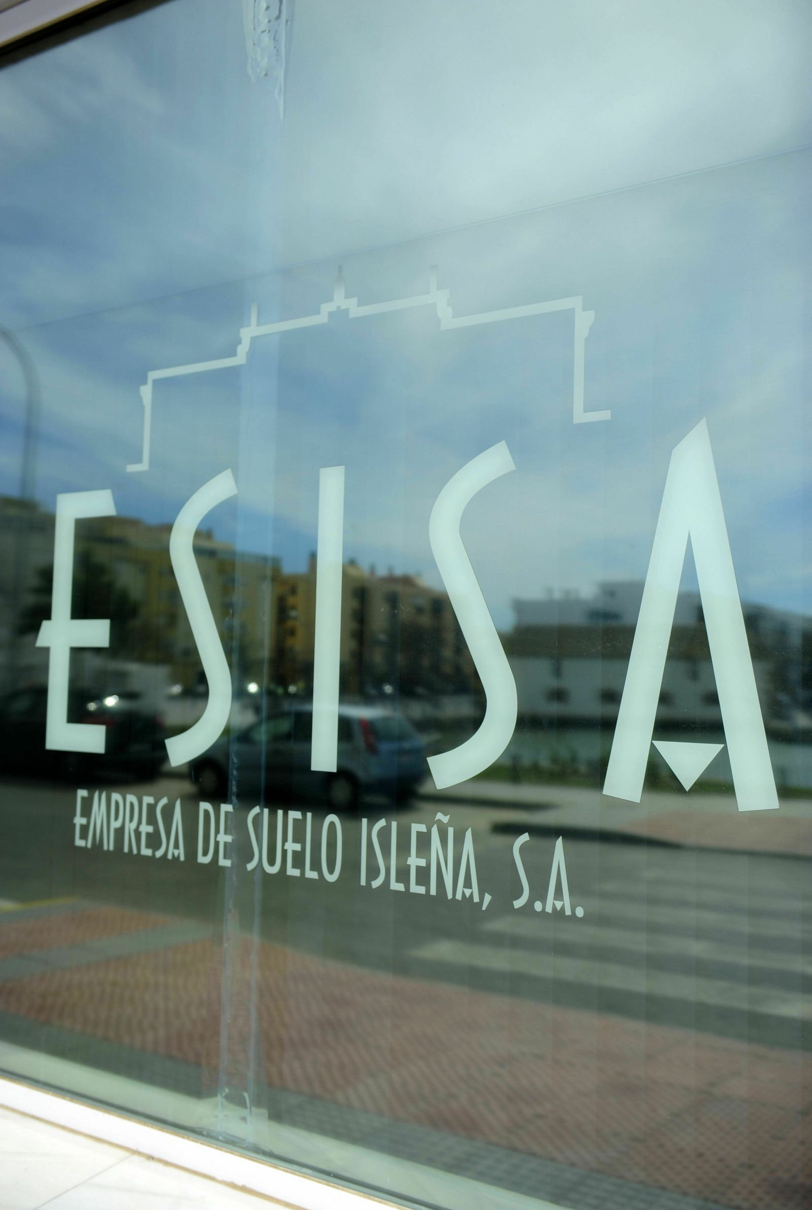 Nombre de Esisa en el cristal de las oficinas de la entidad, de archivo.