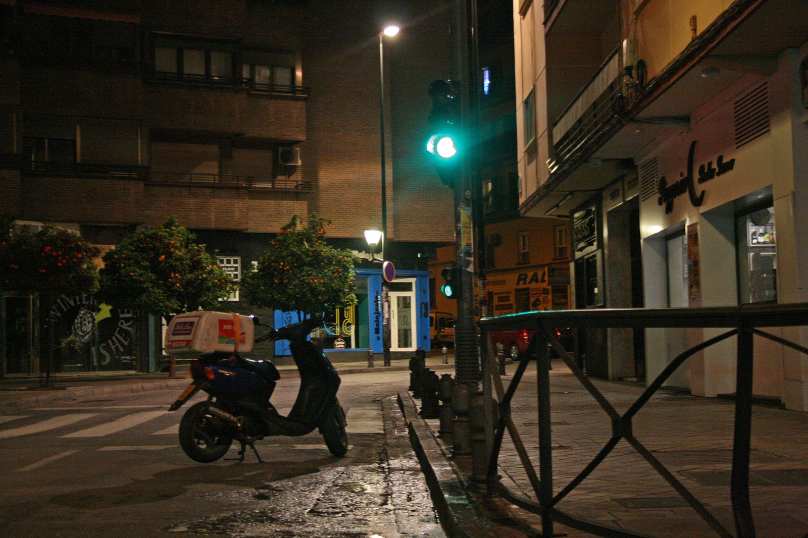 Las zona de fiesta de Granada por la noche durante el confinamiento por coronavirus