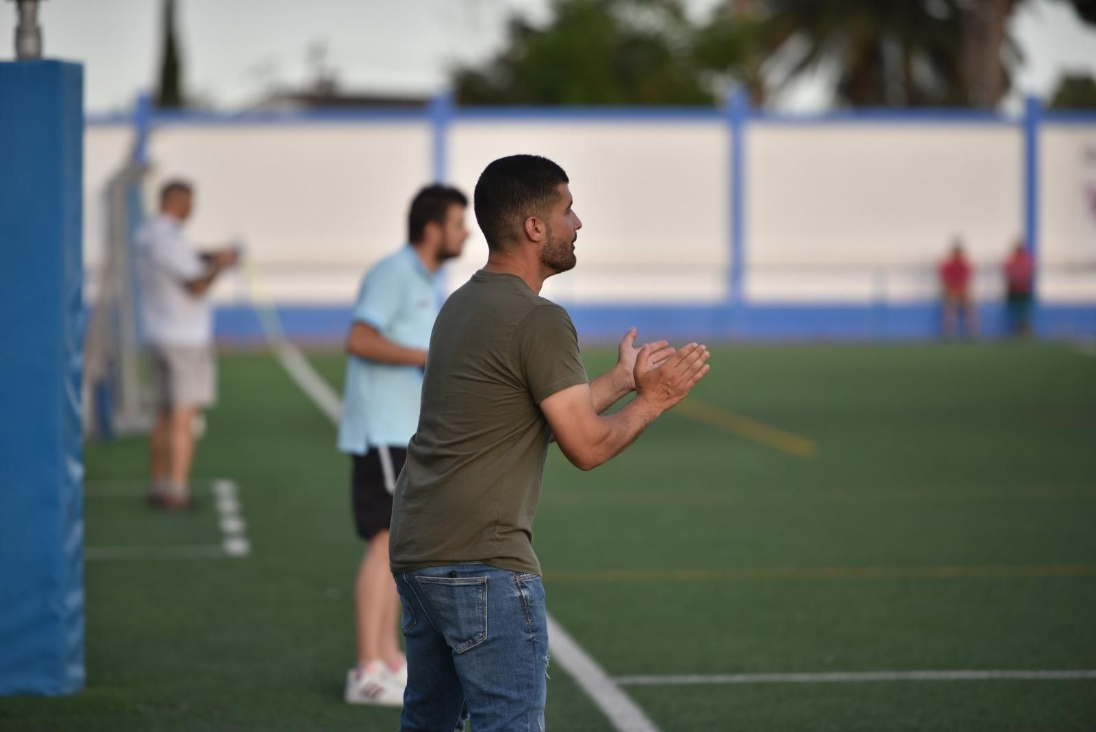 Paco Ávila da instrucciones a sus jugadores el domingo ante el Egabrense.