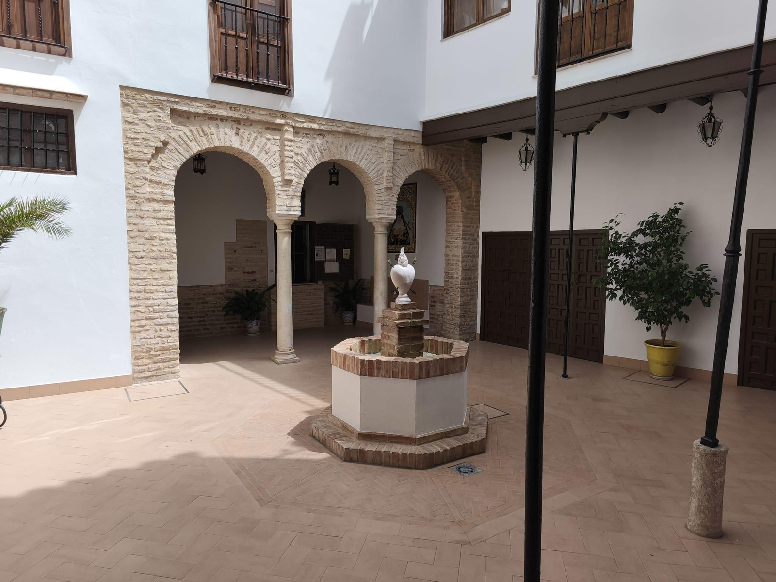 El bello compás del convento de San Leandro que acoge la hospedería.