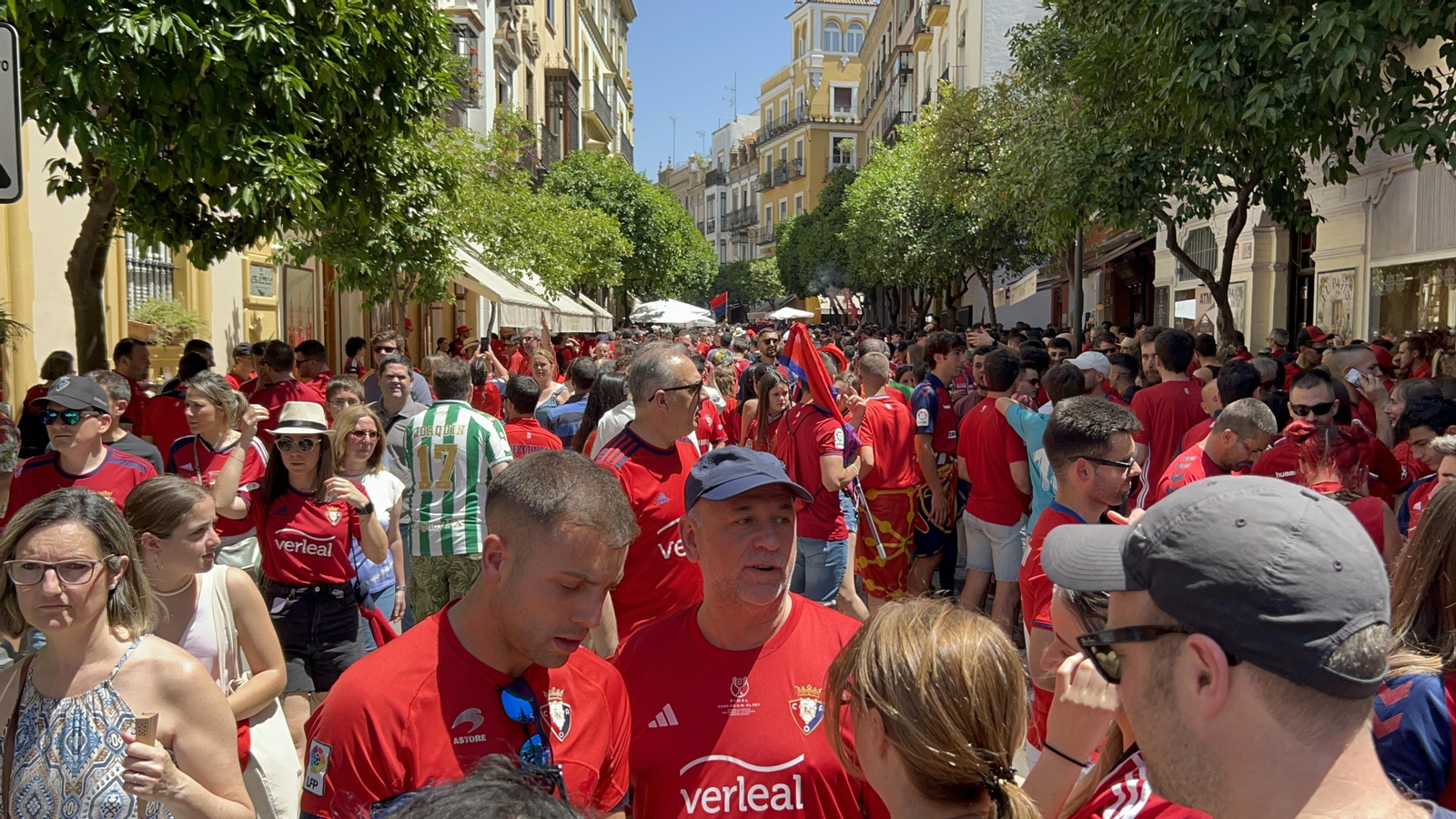 Búscate en la galería gráfica de las aficiones de Osasuna y Real Madrid en Sevilla