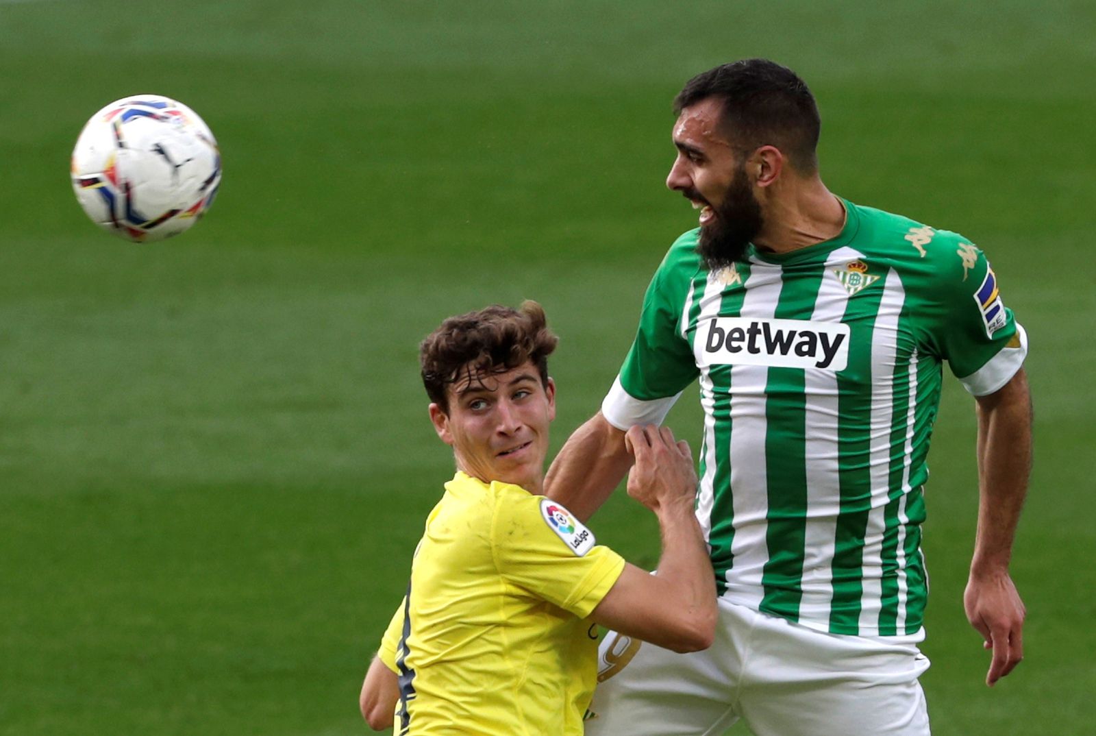 Pau Torres, ante Borja Iglesias, en el Betis-Villarreal de la presente temporada.