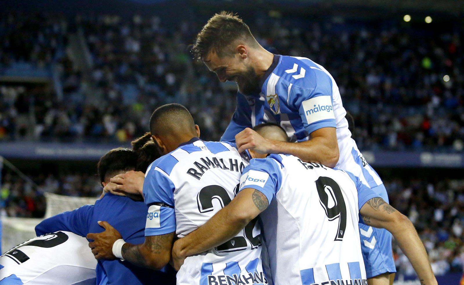 Los jugadores del Málaga CF celebran el 2-0.