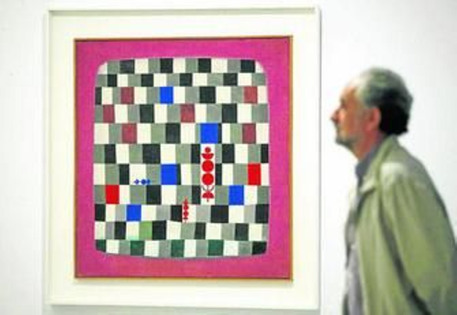 1. 'Gran tablero de ajedrez' (1937) de Paul Klee. Prestado por la Kunsthaus de Zúrich. 2. Duchamp y Eve Babitz juegan al ajedrez en el Museo de Pasadena ante el 'Gran Vidrio'. 3. 'La partida de ajedrez' (1910) de Duchamp, primera aproximación del artista al tema. El lienzo pertenece al Museo de Filadelfia.  4. 'Línea completa' (1923) de Kandinsky, obra cedida por el museo de Düsseldorf.