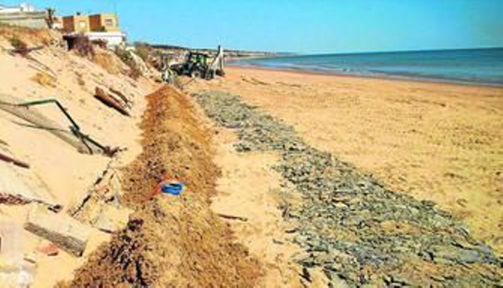 El Ayuntamiento de Palos de la Frontera realizaba ayer obras de reparación en la playa de Mazagón.