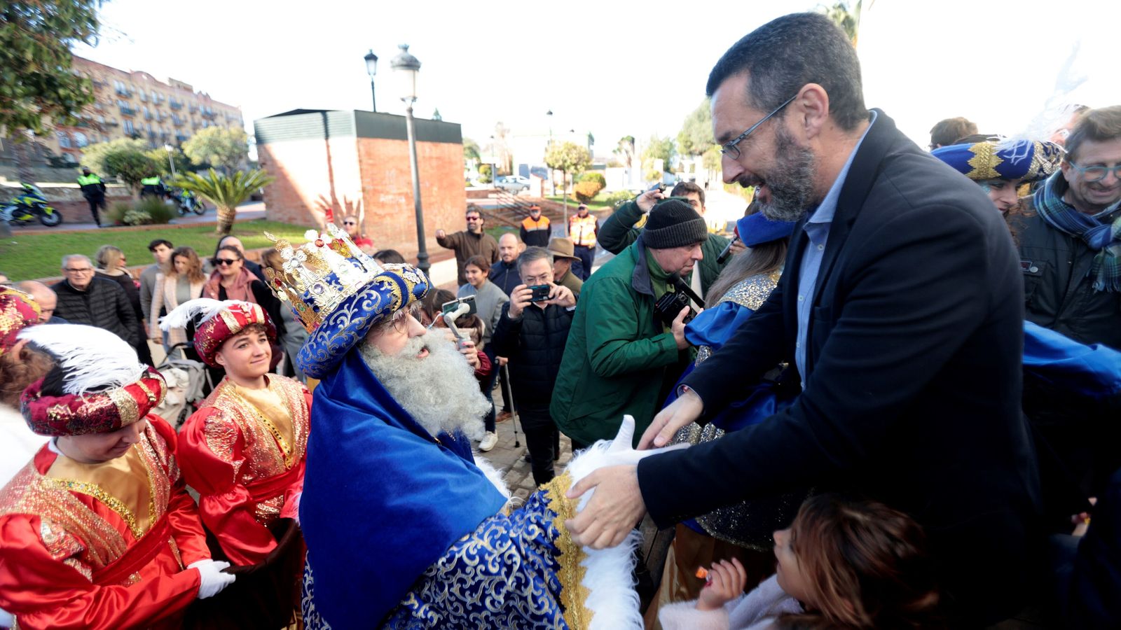 El alcalde Juan Franco saluda a Melchor a las puertas del Ayuntamiento.